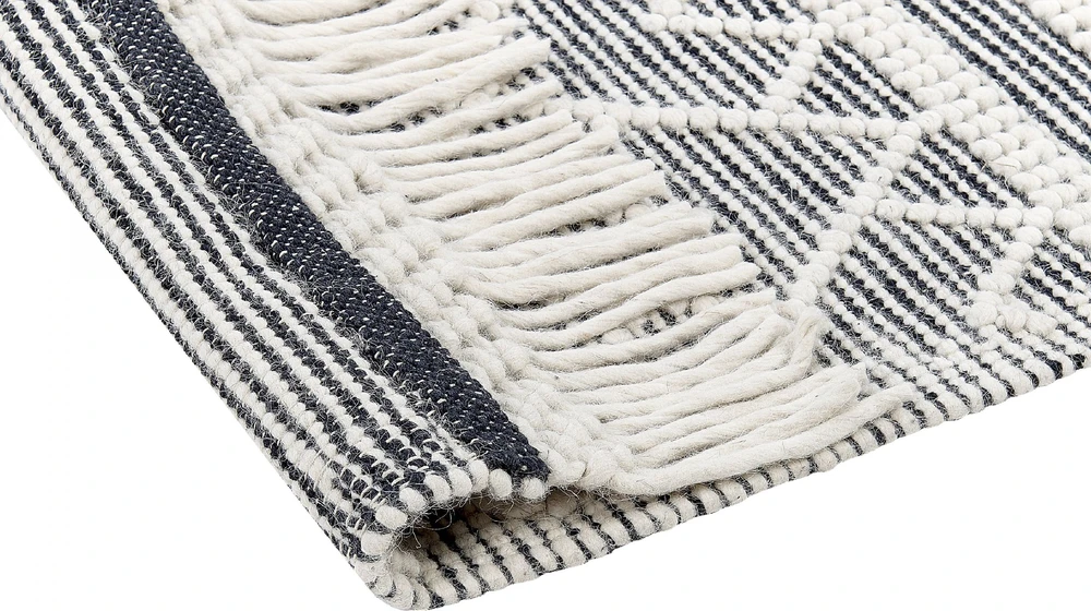 Beliani Kilimas SAVUCA juodas 160 x 230 cm vilnonis