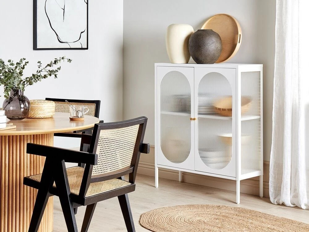 Beliani Spintelė su stiklinėmis durelėmis SARRE metalinė 90 cm balta