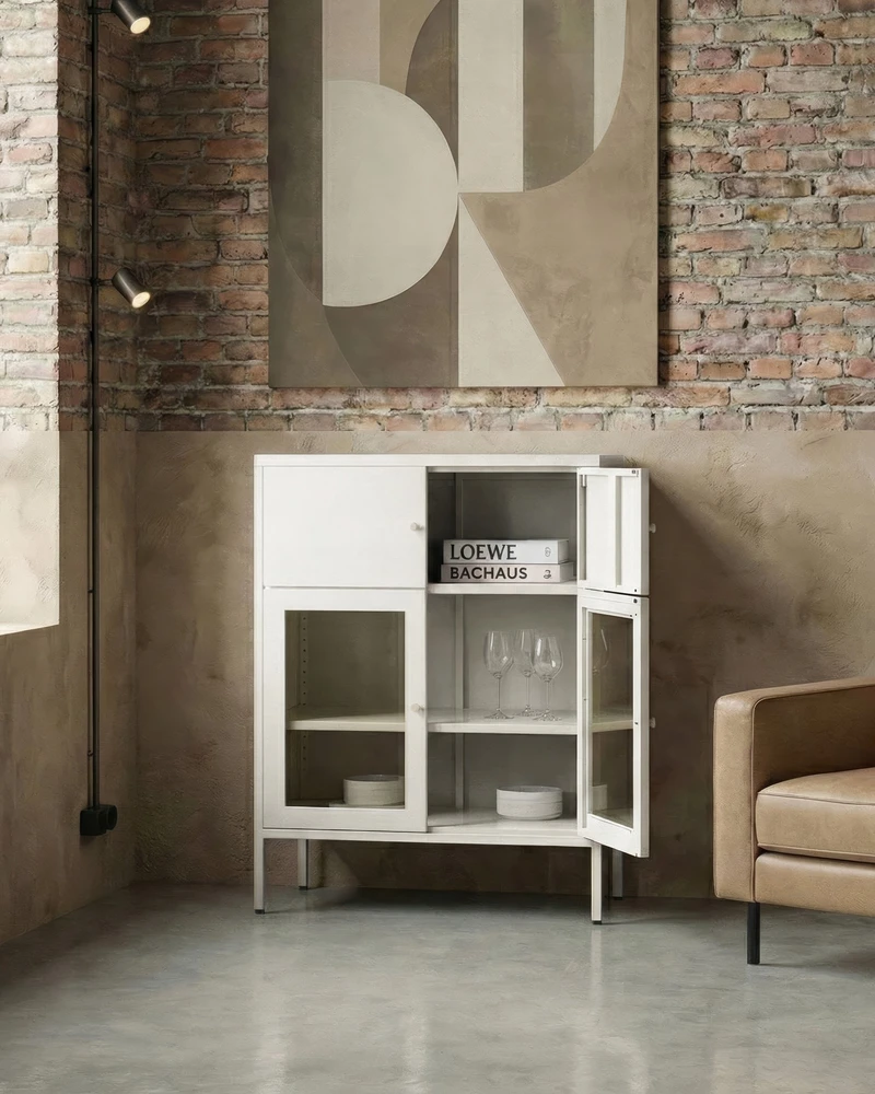 Beliani Vitrina su stiklinėmis durelėmis ESHOLT metalinė 80 cm šviesiai smėlio spalvos