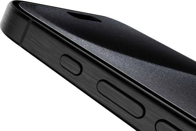 „Belkin ScreenForce UltraGlass“ su „iPhone 15 Pro Max“.