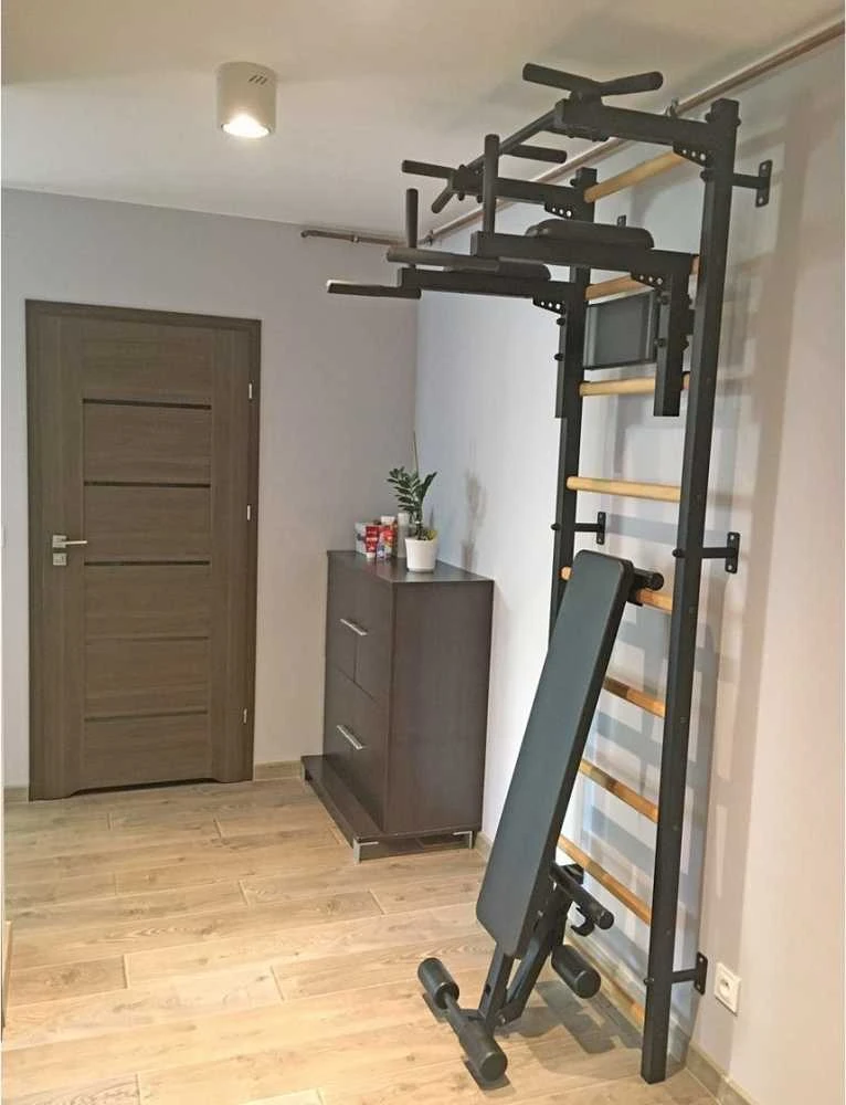 BenchK sporto suoliukas prie gimnastikos sienelės