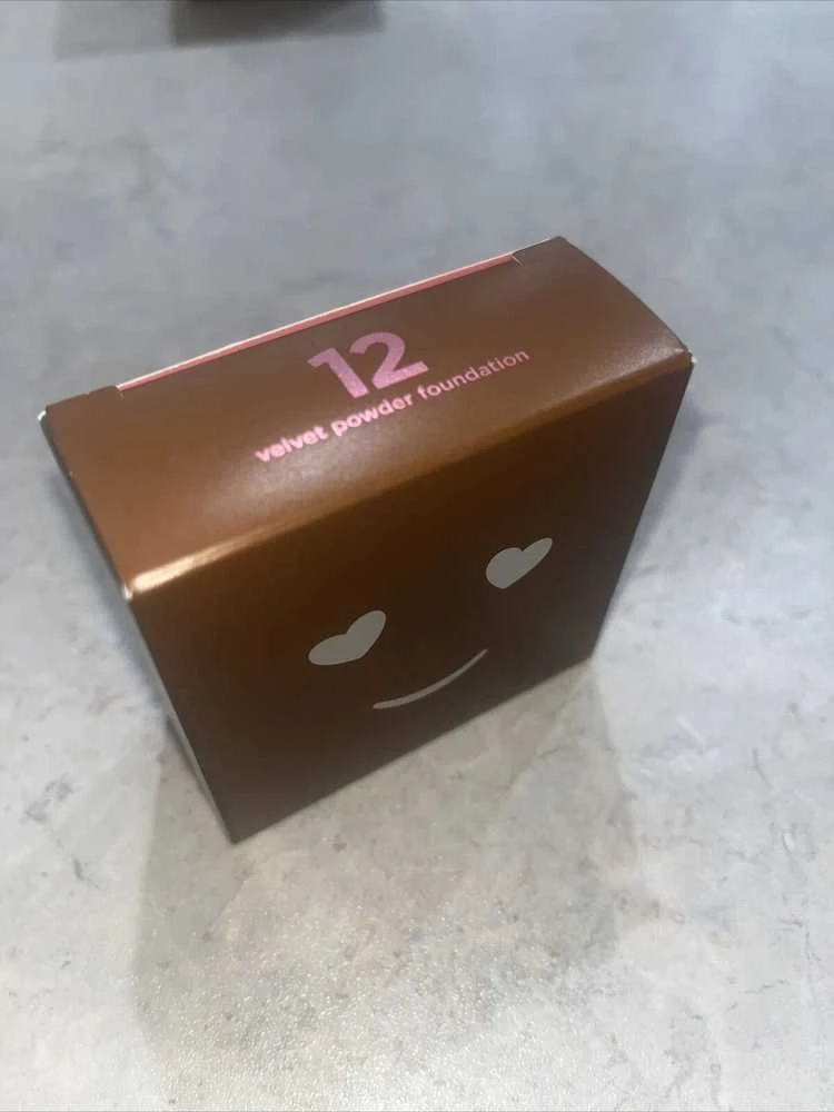 „Benefit Hello Happy Velvet Matte Finish“ kompaktiškas makiažo pagrindas, 12 Dark Warm, 7 g