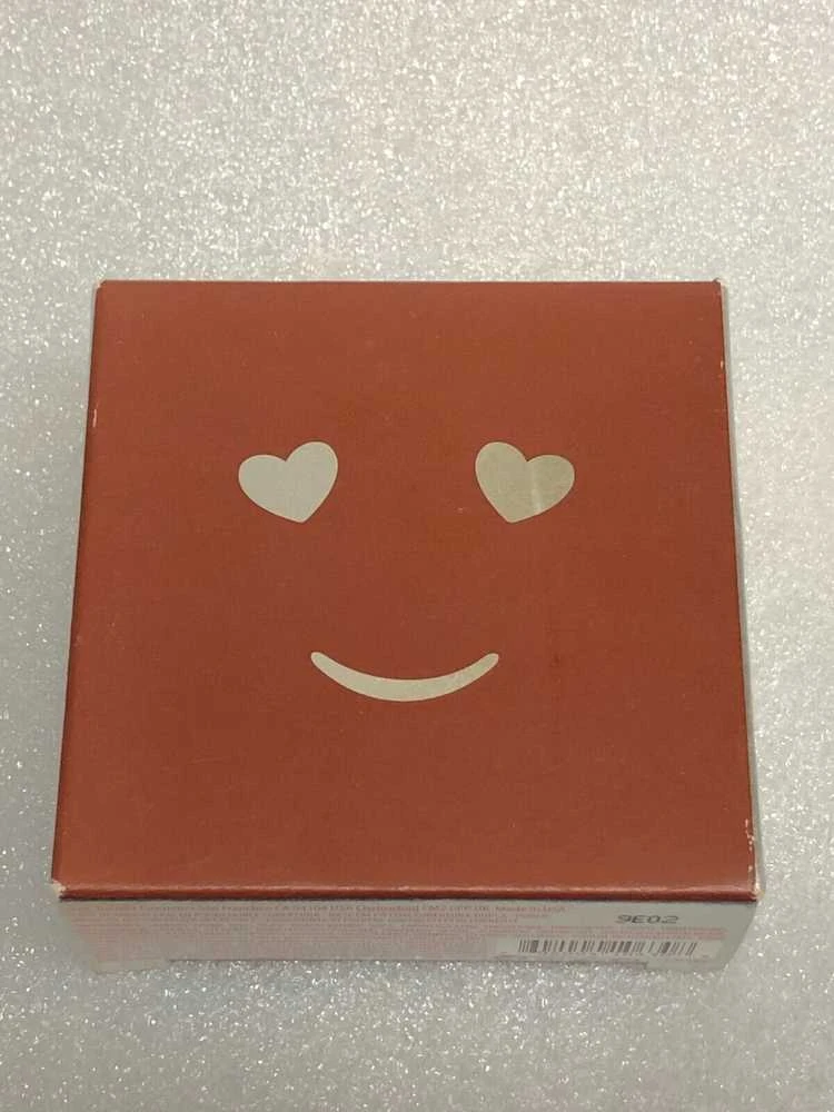 „Benefit Hello Happy Velvet“ matinį efektą suteikiantis kompaktiškas makiažo pagrindas „10 Dark“, 7 g