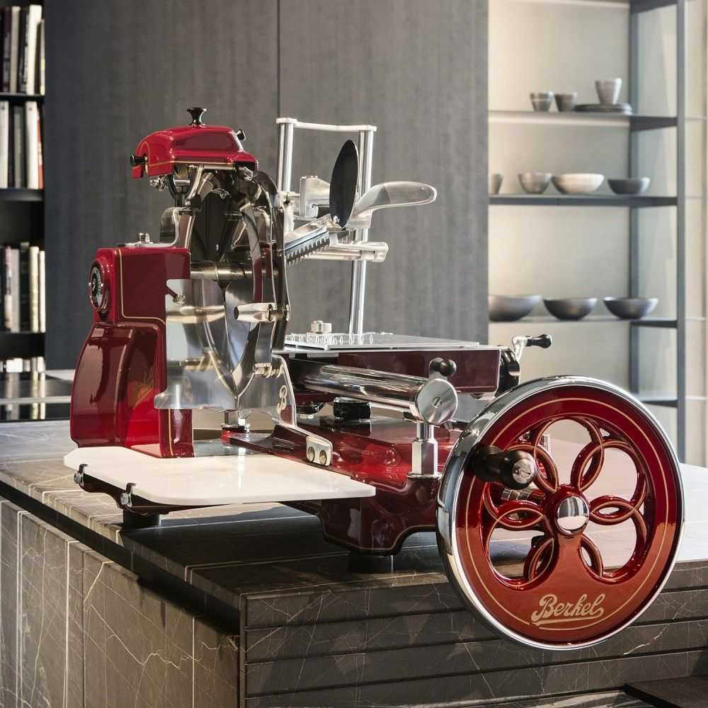 Berkel Volano B3 raudonos/auksinės spalvos pjaustyklė