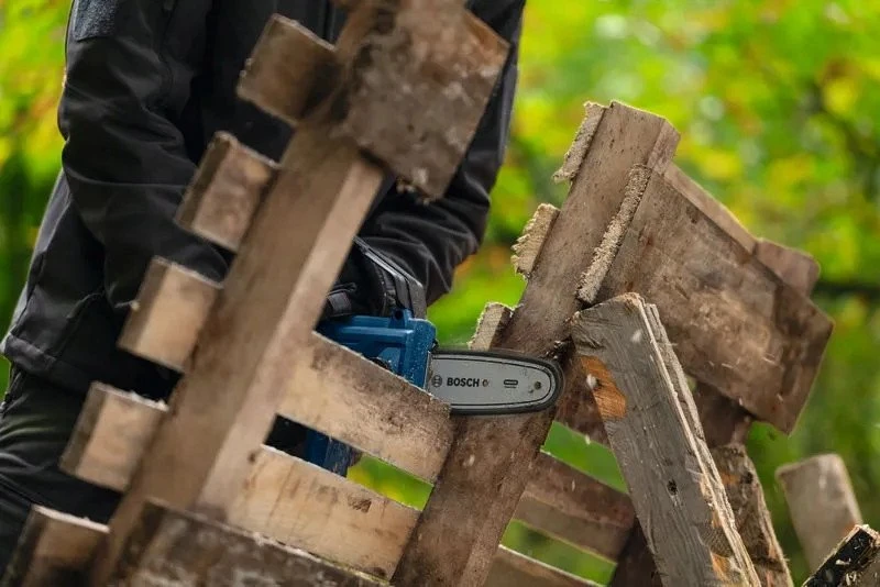 Bosch GKE 18V-15 be akumuliatoriaus ir kroviklio Grandininis pjūklas akku