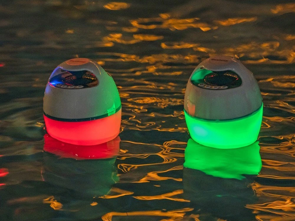 Bestway plaukiojantis MusicWave™ garsiakalbis su Bluetooth ir 58700 LED lempute