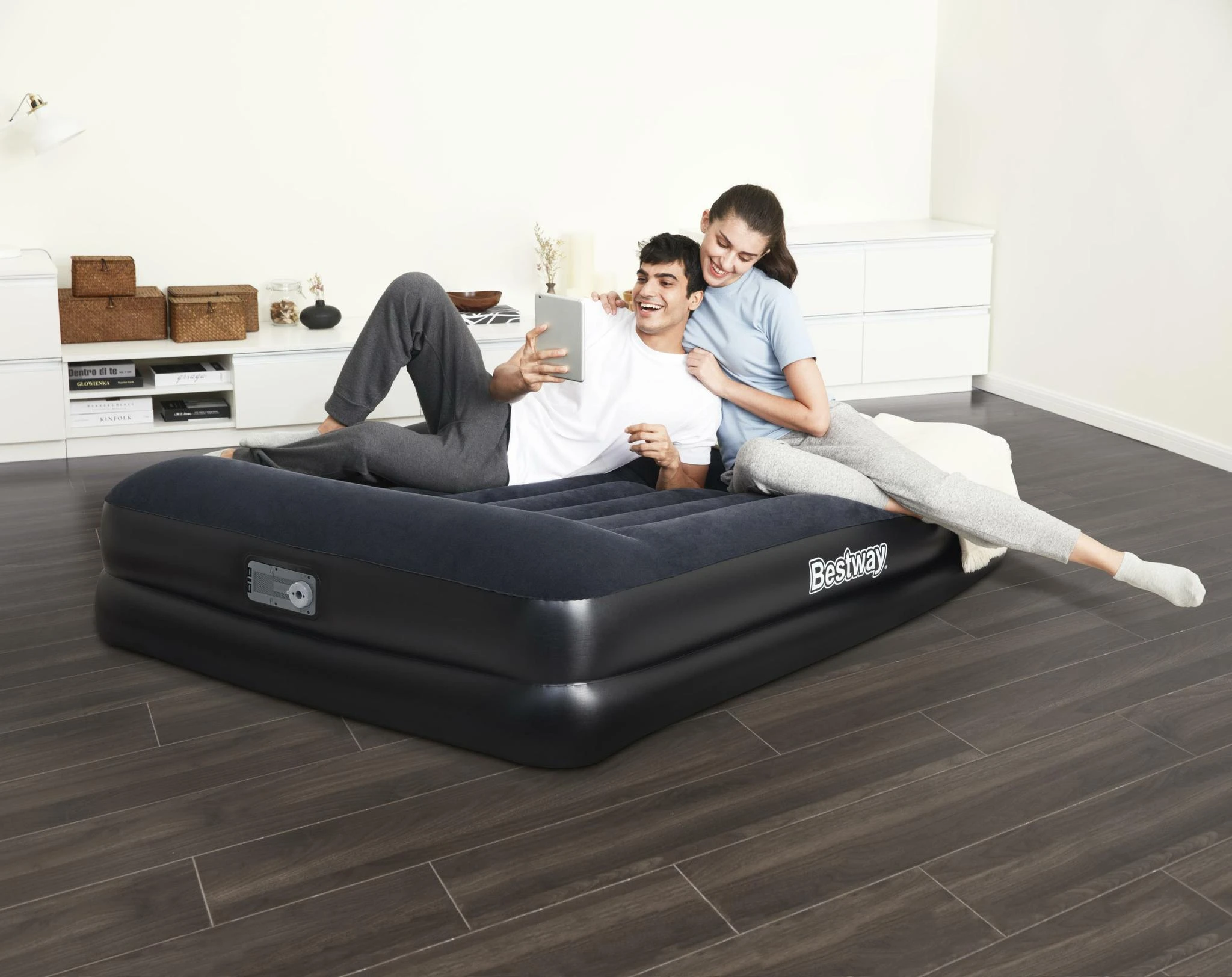 Bestway® Tritech Airbed Queen pripučiamas čiužinys su integruotu AC siurbliu 203x152x46 cm