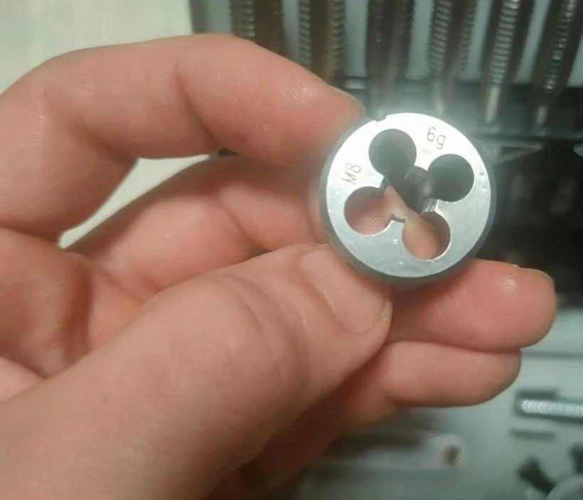 Bituxx colių sriegimo ir sriegpjovimo rinkinys 24 vnt. metaliniame lagamine