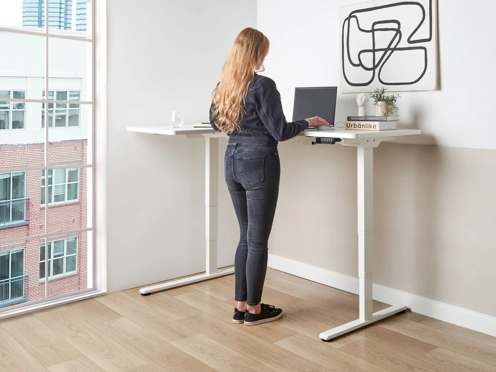 Beliani Reguliuojamo aukščio kampinis stalas DESTINES Baltas 160 cm 109 cm kairinis