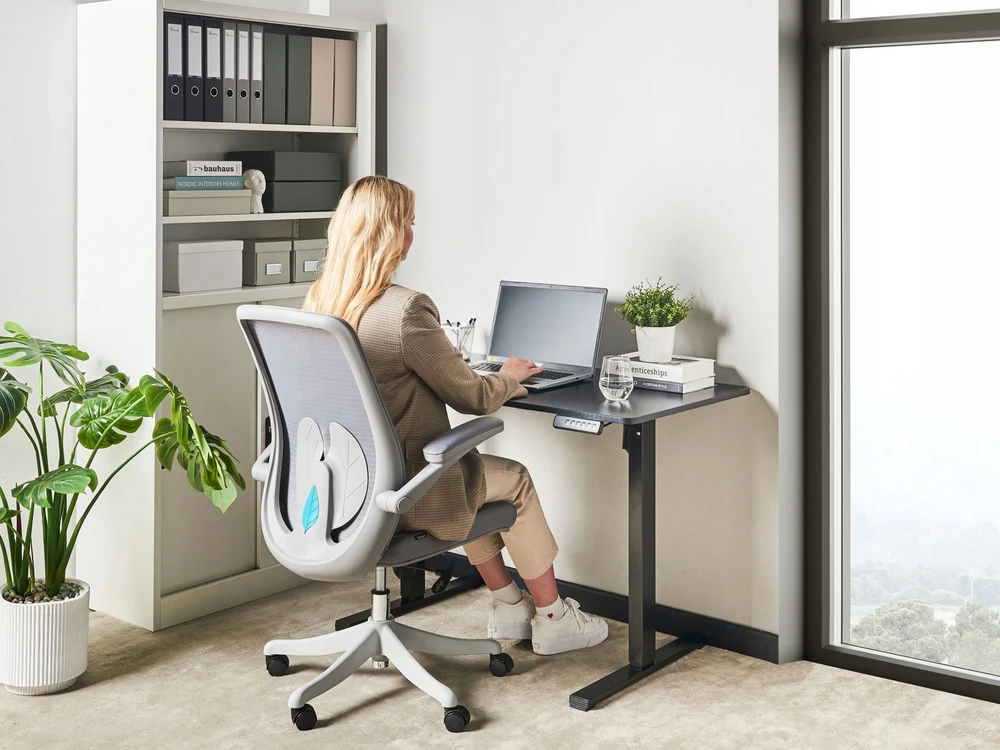 Beliani Elektriškai reguliuojamas stalas TAVARES, juodas, 120 cm x 60 cm