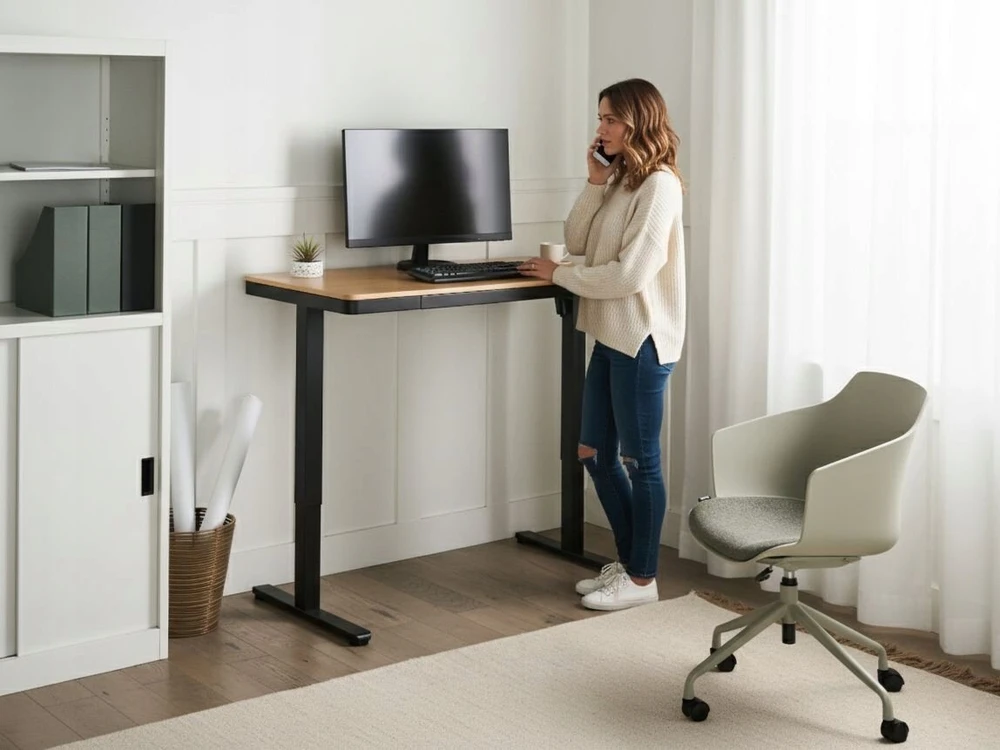 Beliani Elektriškai reguliuojamas stalas PENLY juodas / šviesiai rudas 120 cm 60 cm su USB jungtimi