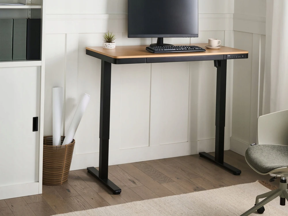 Beliani Elektriškai reguliuojamas stalas PENLY juodas / šviesiai rudas 120 cm 60 cm su USB jungtimi