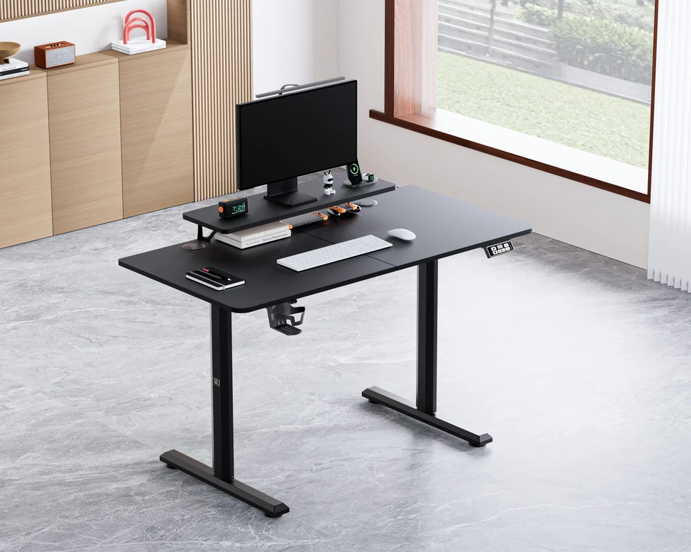 ULTRADESK HIGHLANDER Juodas Biurko su elektryczną regulacją aukščio su laikikliu ausinės i kable 120X60 cm, juoda