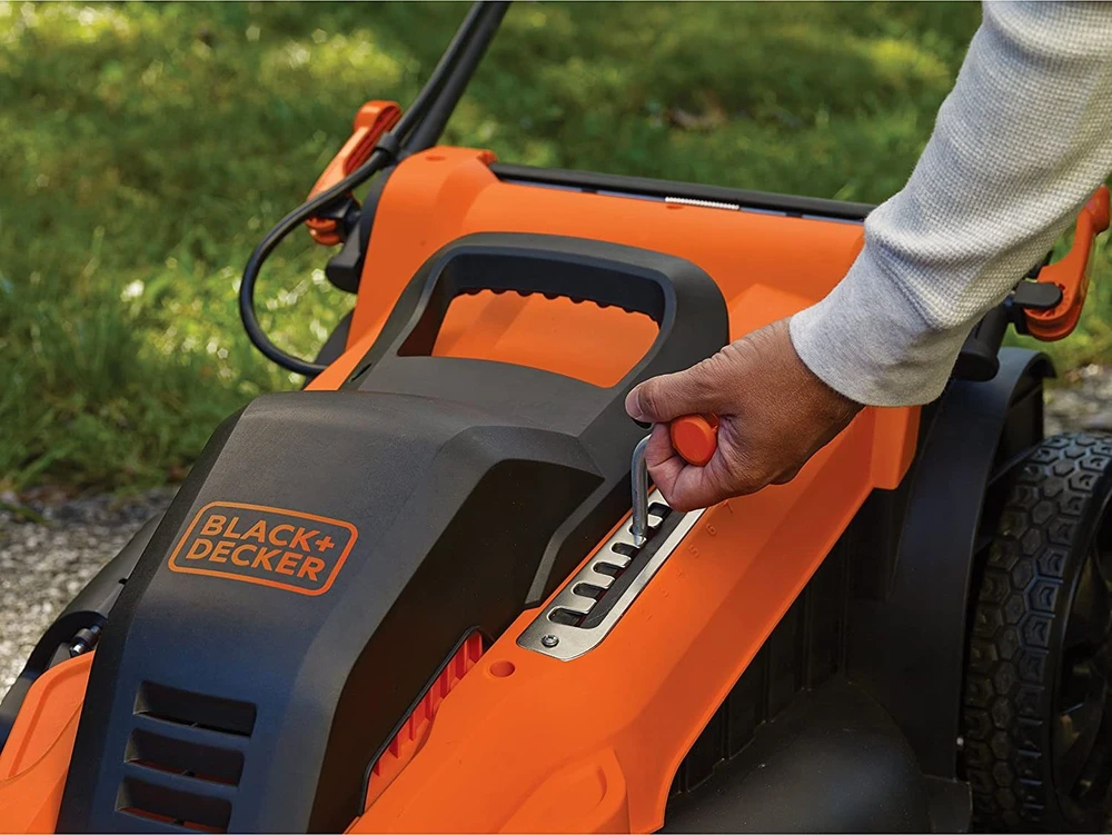 Black & Decker Juodas & Decker Vejapjovė Juodas & Decker LM2000-QS; 2000 W; elektrinė