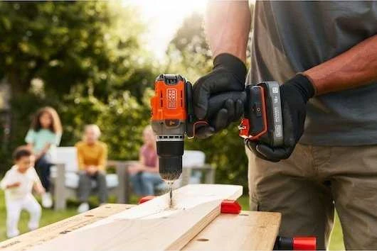Black & Decker „Juodas & Decker“ Juodas ir DECKER 18 V gręžtuvas-suktuvas su 2 x 2,0 Ah baterijomis | BCD383D2XK-QW
