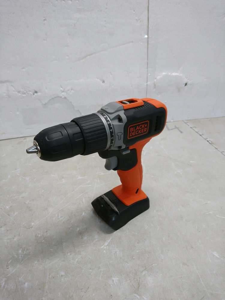 Black & Decker Juodas & Decker Suktuvas-gręžtuvas Juodas & Decker BCD001C1-QW; 18 V; 1x1,5 Ah akum.+ pakrovėjas
