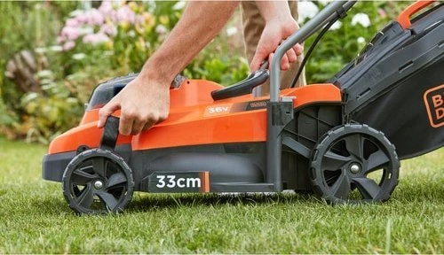 Black & Decker Juodas & Decker BD AKU vejapjovė. 2x18V / 33cm