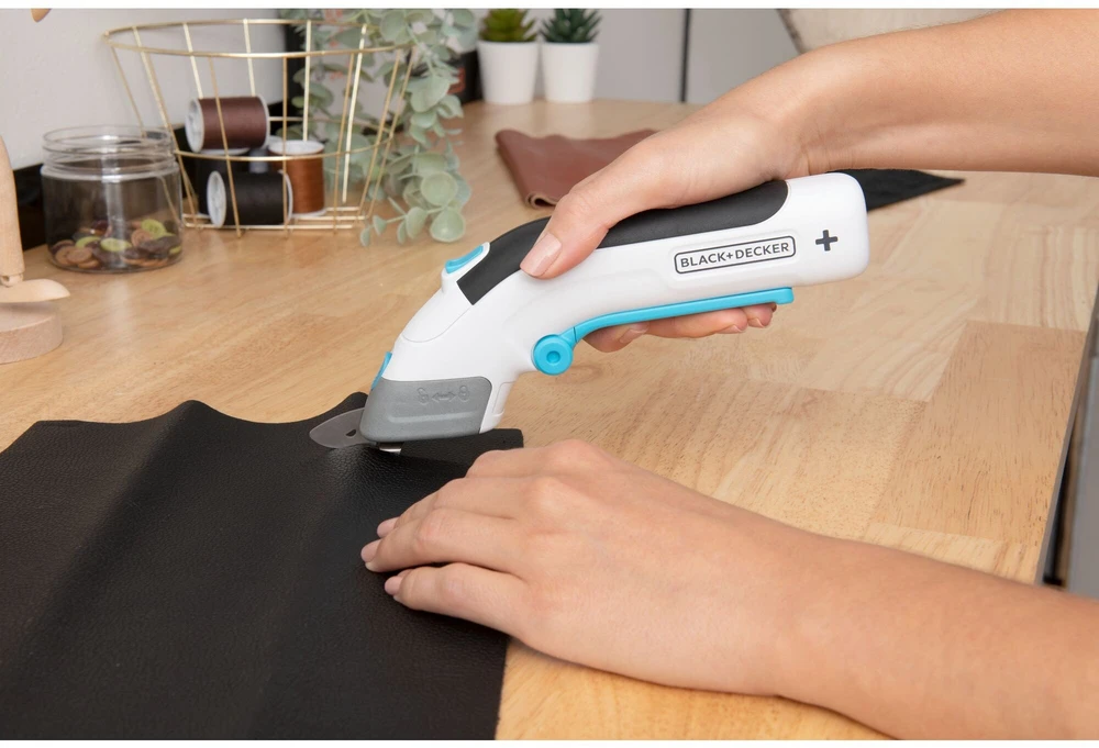 Black & Decker Juodas & Decker Akumuliatorinės universalios žirklės Juodas & Decker BCSC115-XJ; 3,6 V; 1,5 Ah akum.