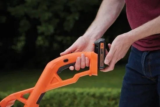Black & Decker Juodas & Decker Žoliapjovė - trimeris Juodas & Decker ST182320-QW; 18 V; 1x2,0 Ah akum.