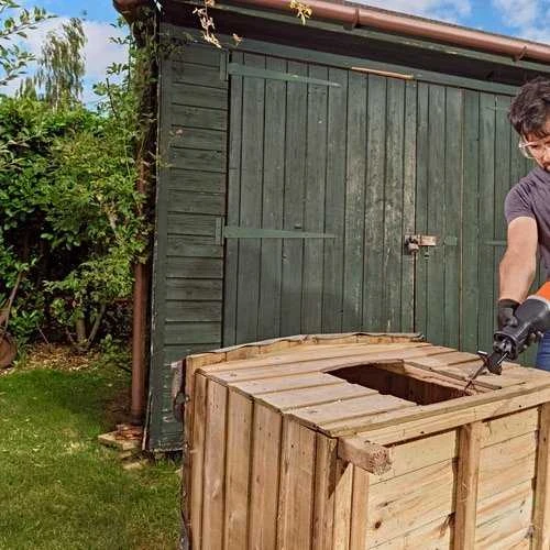 Black & Decker tiesinis pjūklas sodo darbuose