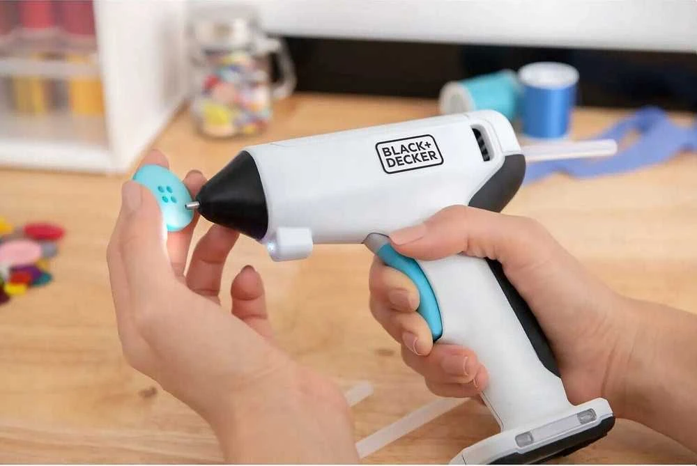 Black & Decker Juodas & Decker Klijų pistoletas Juodas & Decker BCGL115-XJ; 3,6 V; 1x1,5 Ah akum.