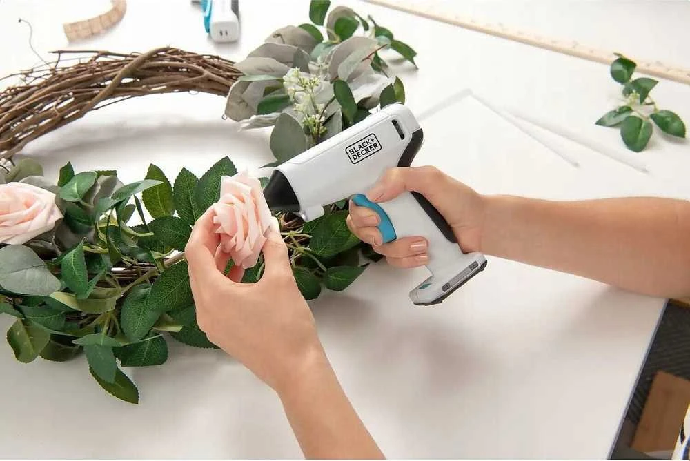 Black & Decker Juodas & Decker Klijų pistoletas Juodas & Decker BCGL115-XJ; 3,6 V; 1x1,5 Ah akum.