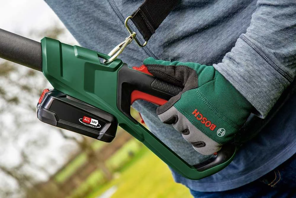 Akumuliatorinė aukštapjovė Bosch UniversalChainPole 18 be akumuliatoriaus ir kroviklio