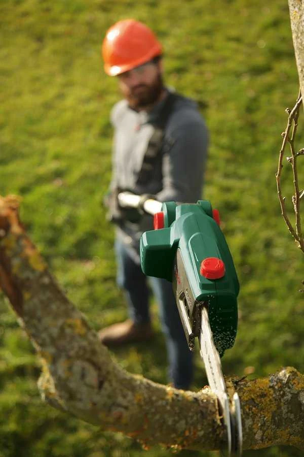 Akumuliatorinė aukštapjovė Bosch UniversalChainPole 18 be akumuliatoriaus ir kroviklio