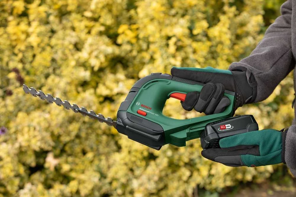 Krūmų ir žolės akumuliatorinių žirkių rinkinys Bosch Advanced Shear 18V-10 Be akumuliatoriaus ir kroviklio