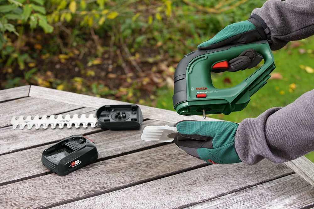 Krūmų ir žolės akumuliatorinių žirkių rinkinys Bosch Advanced Shear 18V-10 Be akumuliatoriaus ir kroviklio