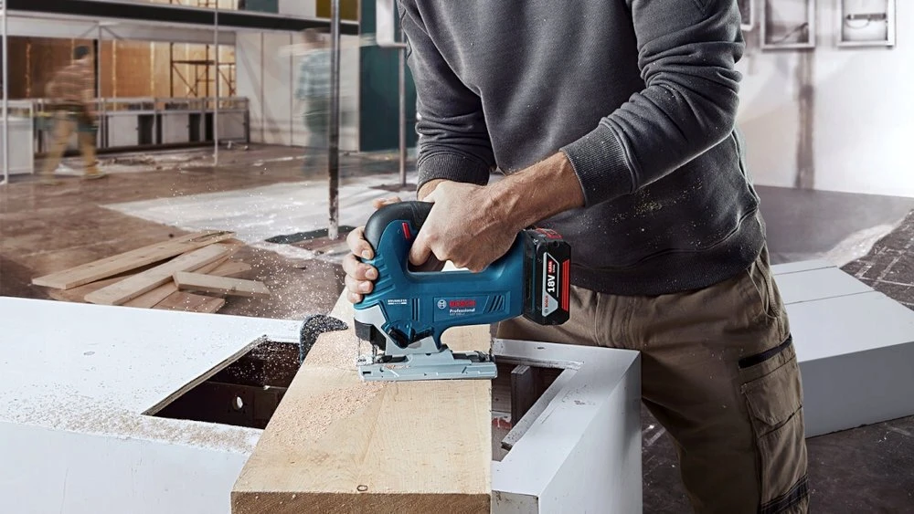 Akumuliatorinis siaurapjūklis Bosch GST 185-LI; 18 V; 2x4,0 Ah akum.