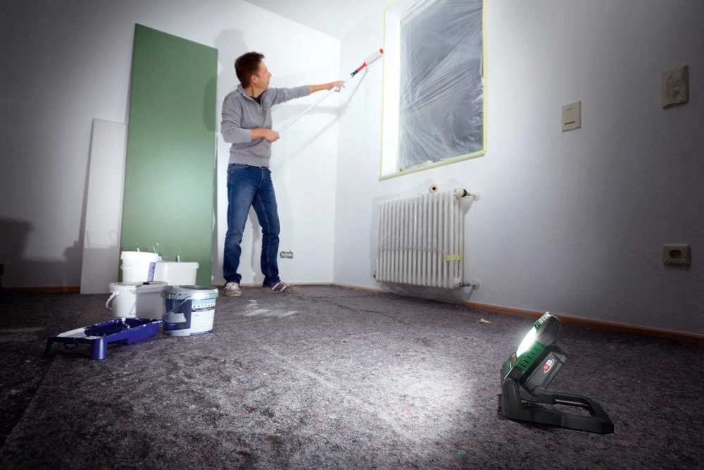 Akumuliatorinis prožektorius Bosch UniversalWorkLight 18V-2100 (be akumuliatoriaus ir pakrovėjo)