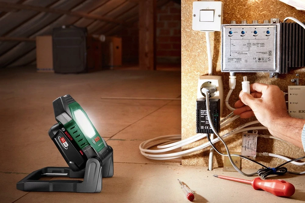 Akumuliatorinis prožektorius Bosch UniversalWorkLight 18V-2100 (be akumuliatoriaus ir pakrovėjo)