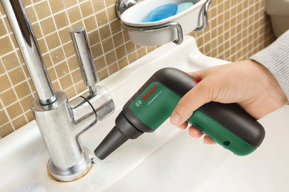 Plovimo šepetys Bosch UniversalBrush; 3,6 V; 1x2,0 Ah akum. + priedai
