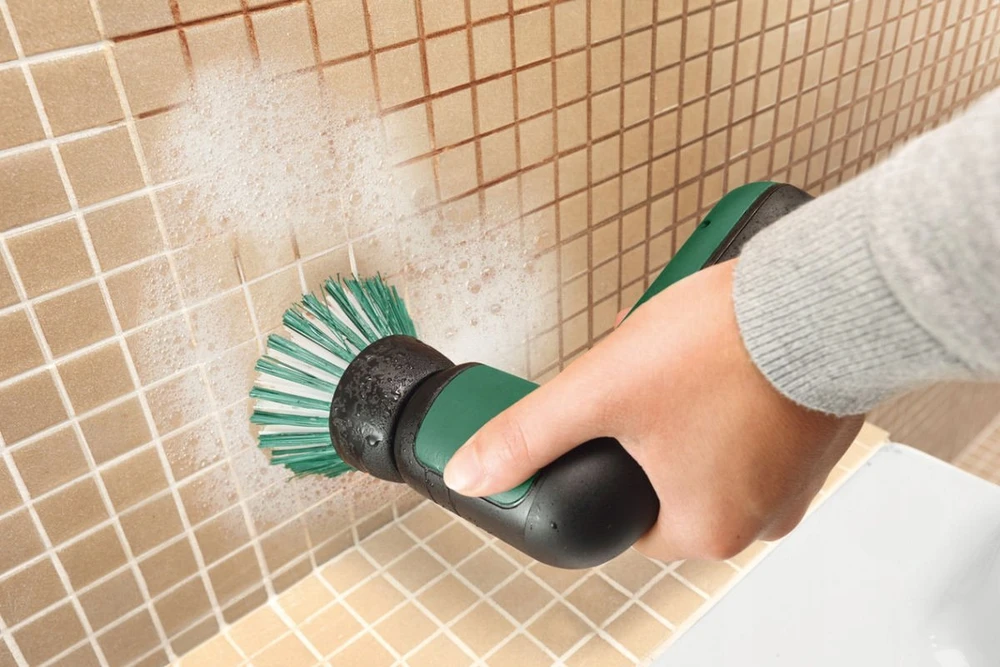 Plovimo šepetys Bosch UniversalBrush; 3,6 V; 1x2,0 Ah akum. + priedai