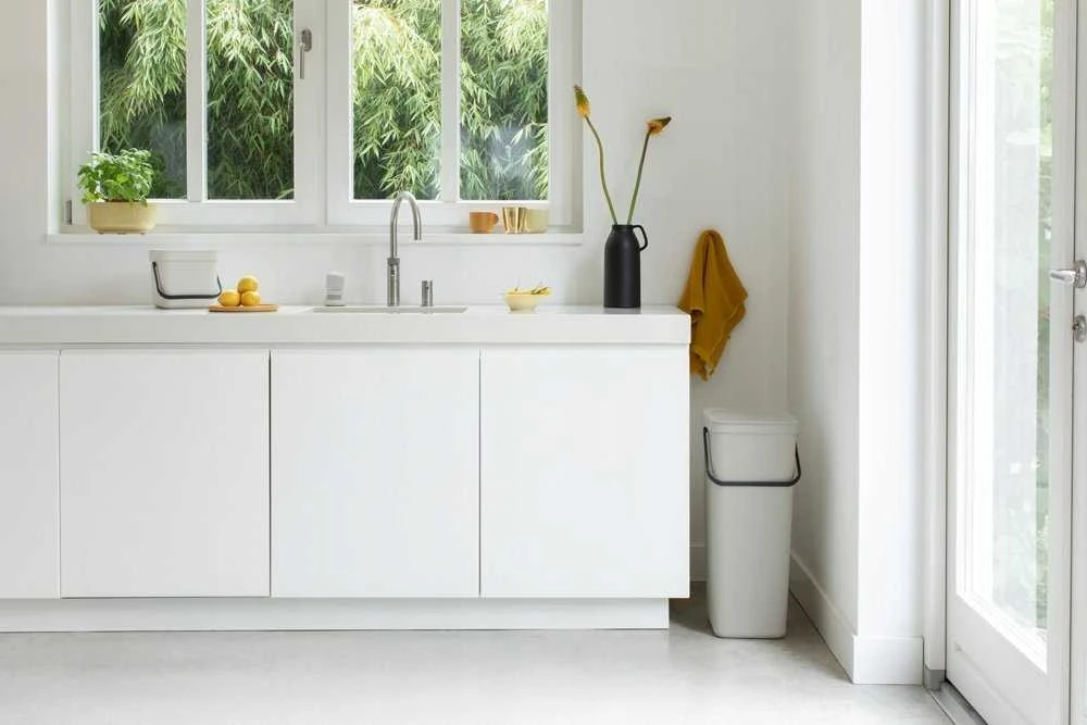„Brabantia Sort & Go“ šiukšliadėžė šviesiai pilka 3 l