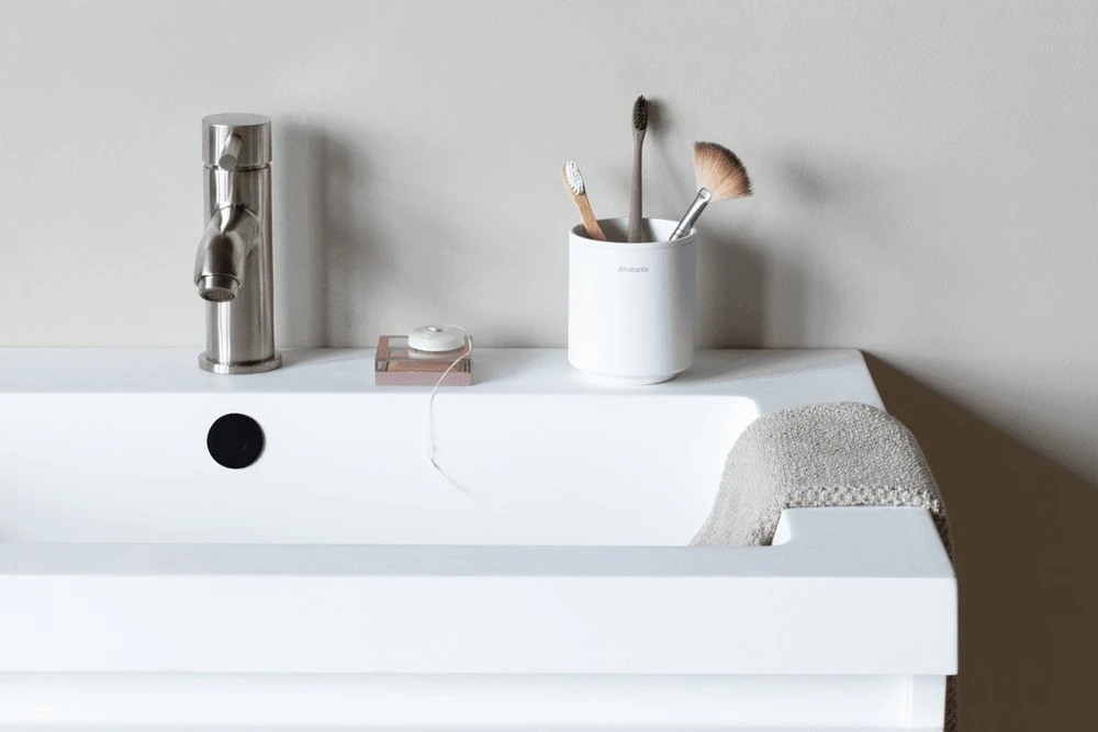 Brabantia Dantų šepetėlių laikiklis MindSet, mineralinės gaivios baltos spalvos
