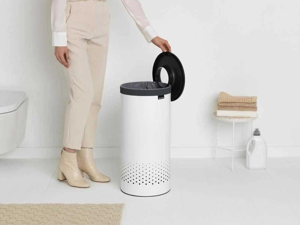 Brabantia Skalbinių dėžė 35l. balta su juodu dangčiu