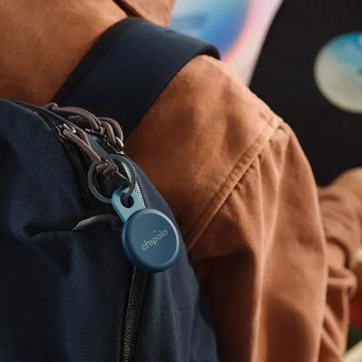 „Chipolo LOOP“ – įkraunamas „Bluetooth“ sekiklis su silikonine kilpa, skirtas „iOS“ ir „Android“, 4 spalvų_anglies_kreidos_tamsiai mėlynas_koralinis