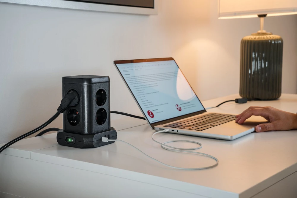 Buitinis ilgintuvas-stovas BRENNENSTUHL, 8 vietų, 3USB, 2 m