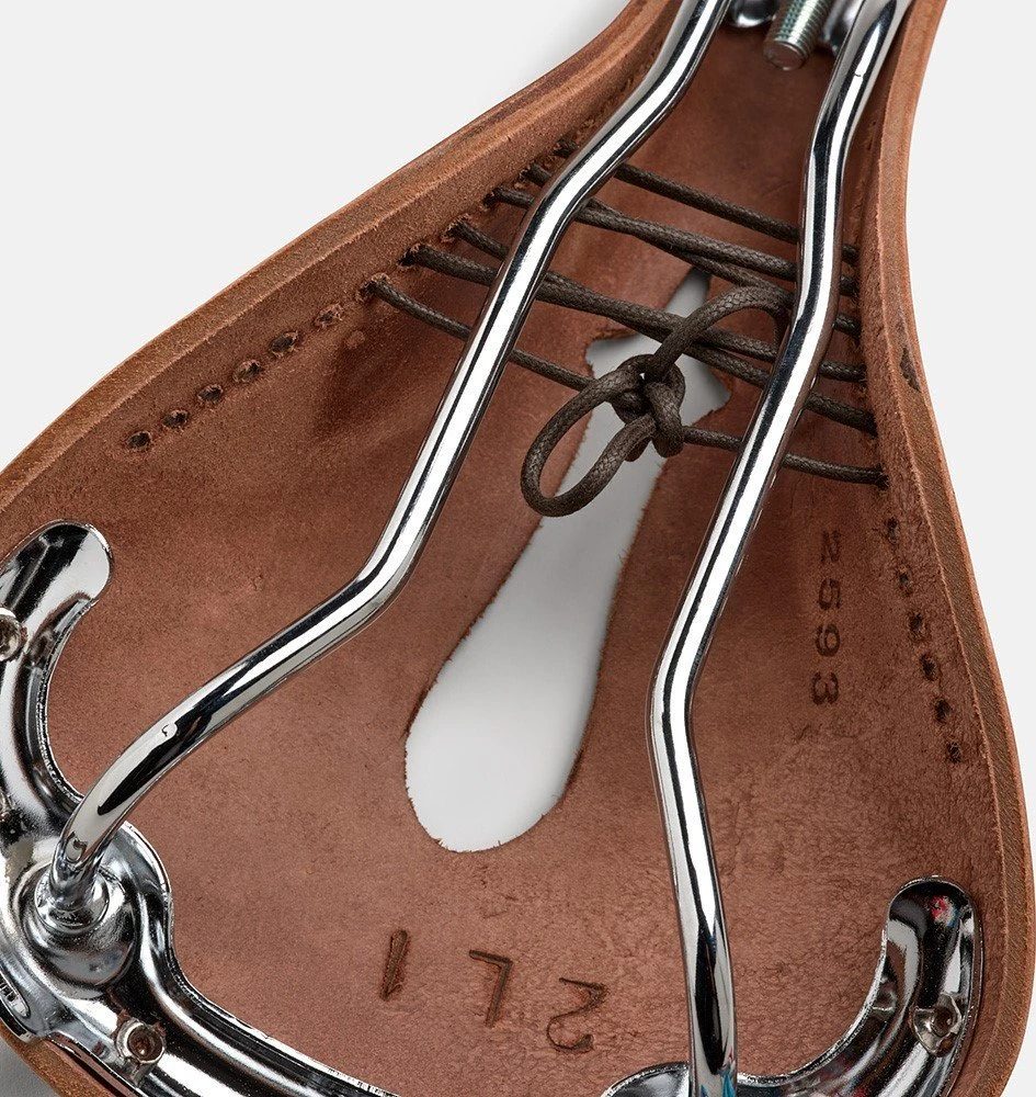 Brooks Balnelis BROOKS B17 CARVED, rudos spalvos, plieniniai lankeliai, svoris 520 g, linija Leather