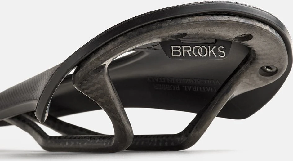 Brooks Balnelis BROOKS C13 CARVED, juodos spalvos, plotis 158 mm, anglies vamzdelis 7x9 mm, svoris 295 g, linija Cambium
