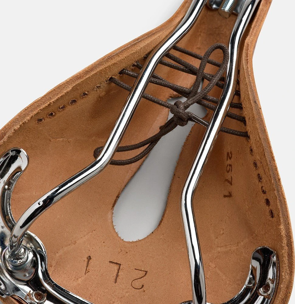 Brooks BROOKS B17 CARVED balnelis, Honey spalvos, plieniniai lankai, svoris 520 g, Leather linija