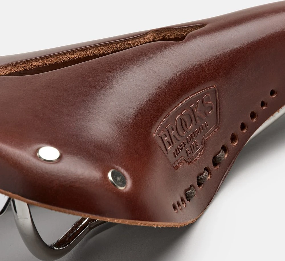 Brooks BROOKS B17 CARVED SHORT balnelis, rudas, plieniniai lankeliai, svoris 460 g, linija „Leather"