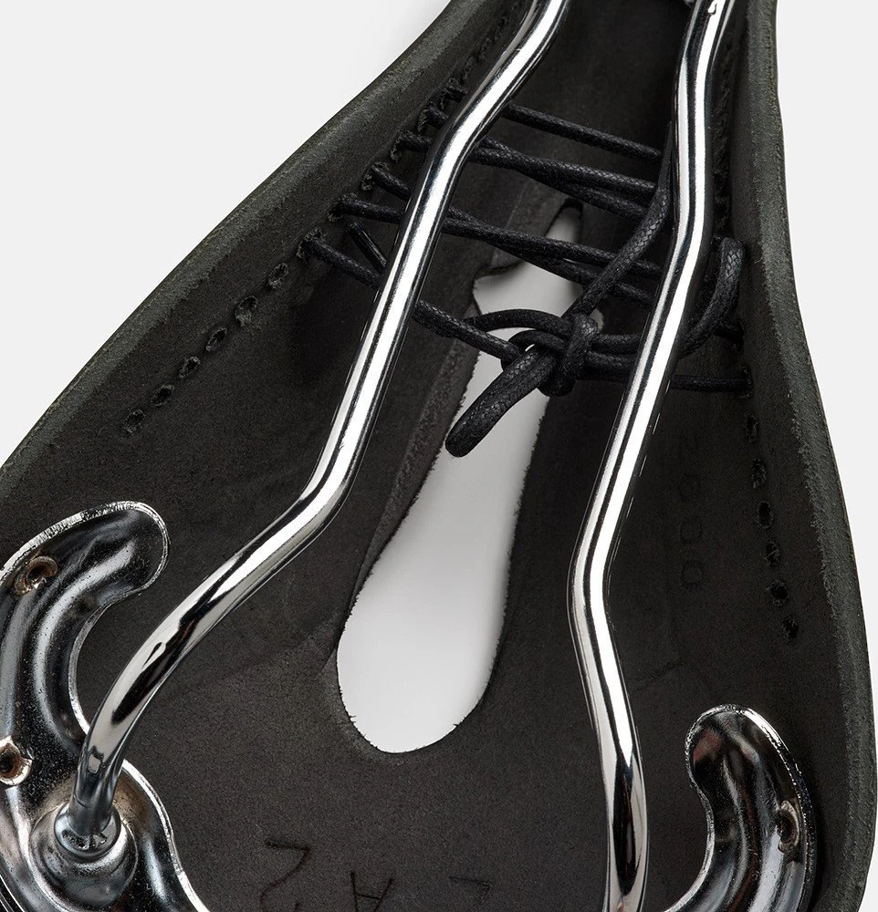 Brooks BROOKS B17 NARROW CARVED balnelis, juodas, plieniniai lankai, svoris 510 g, linija Leather
