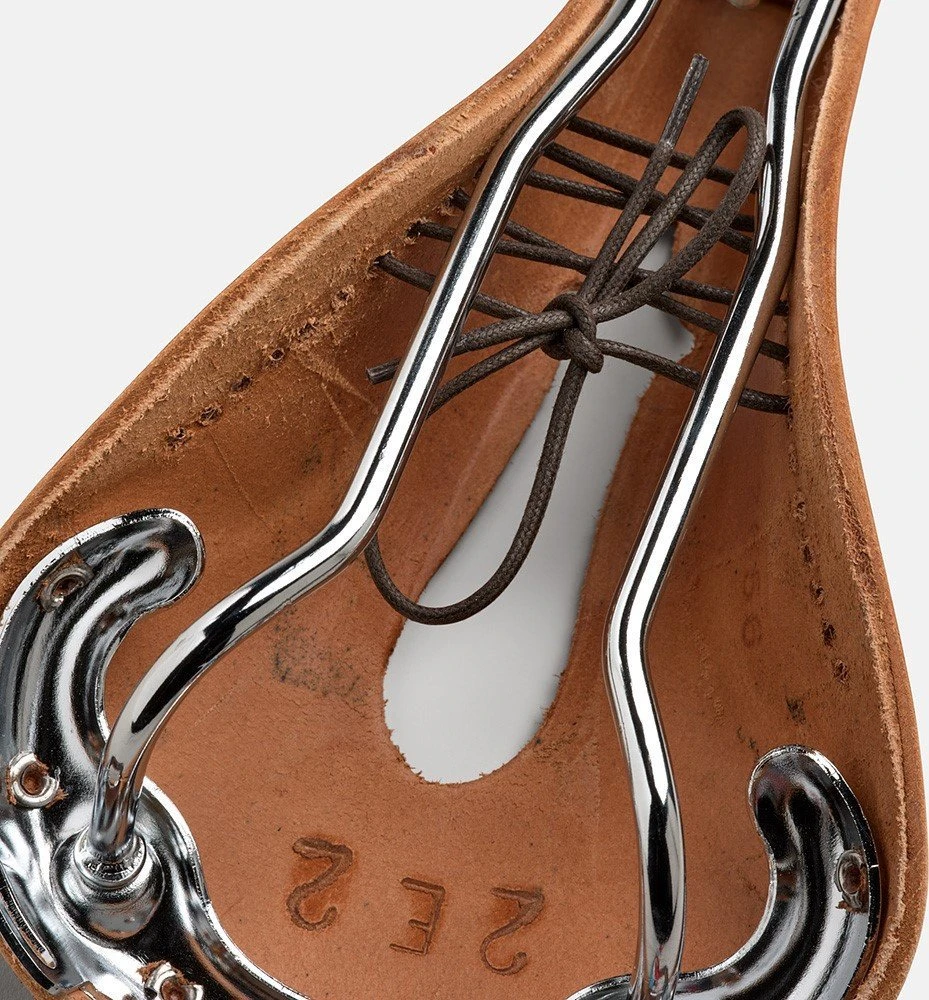 Brooks BROOKS B17 NARROW CARVED balnelis, Honey, plieniniai lankai, svoris 510 g, Leather linija (NAUJAS)