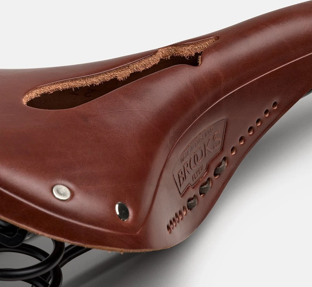 Brooks BROOKS FLYER CARVED balnelis, ruda, plieniniai lankai, svoris 860 g, linija Leather (NEW)