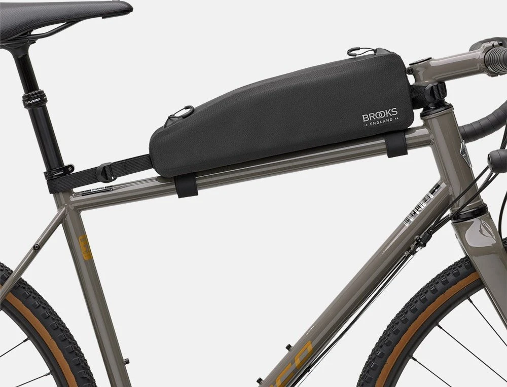 Brooks Krepšys ant rėmo BROOKS SCAPE LONG TOP TUBE, juoda, talpa 1,5 l, tvirtinimas dirželiais, vandeniui atsparus (NAUJAS)