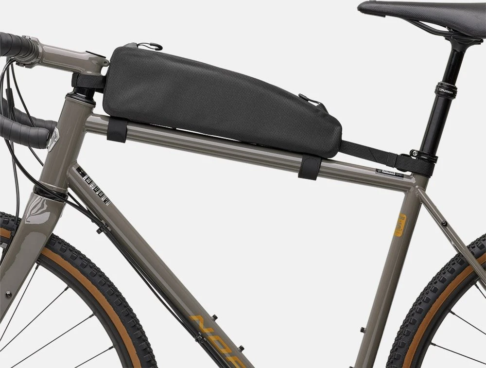 Brooks Krepšys ant rėmo BROOKS SCAPE LONG TOP TUBE, juoda, talpa 1,5 l, tvirtinimas dirželiais, vandeniui atsparus (NAUJAS)