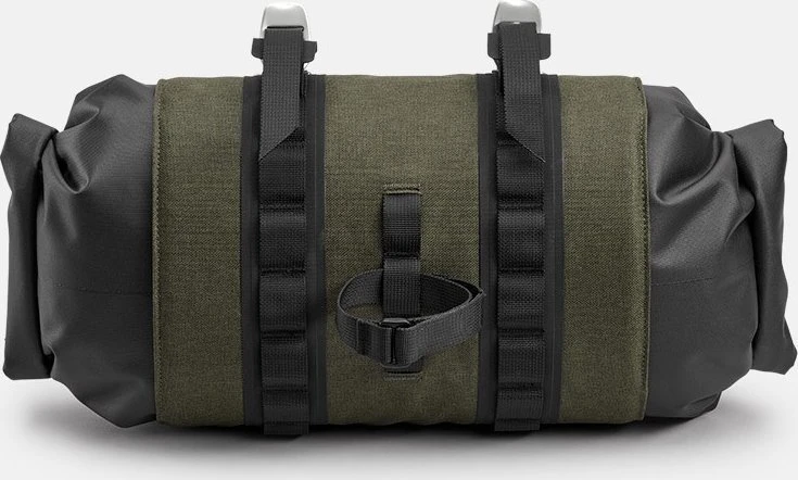 Brooks Krepšys ant vairo BROOKS SCAPE HANDLEBAR ROLL, purvo žalia, Talpa 9-11L, Tvirtinimas dirželiais, Atsparumas vandeniui IPX4 (NAUJAS)